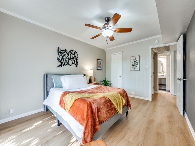 5212 Fleetwood Oaks Avenue 202, Dallas, TX 75235