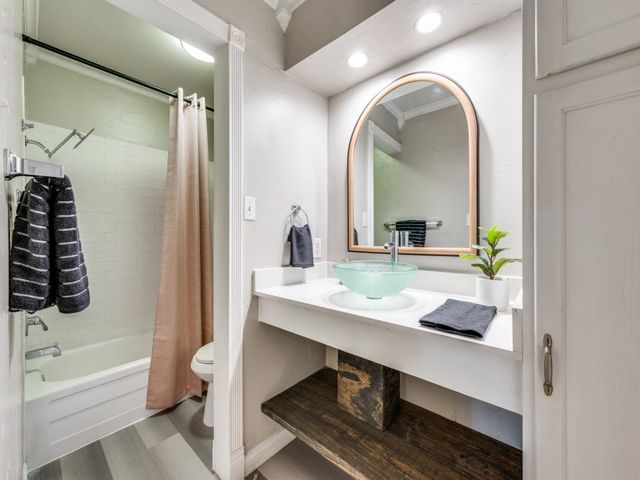 5212 Fleetwood Oaks Avenue 202, Dallas, TX 75235