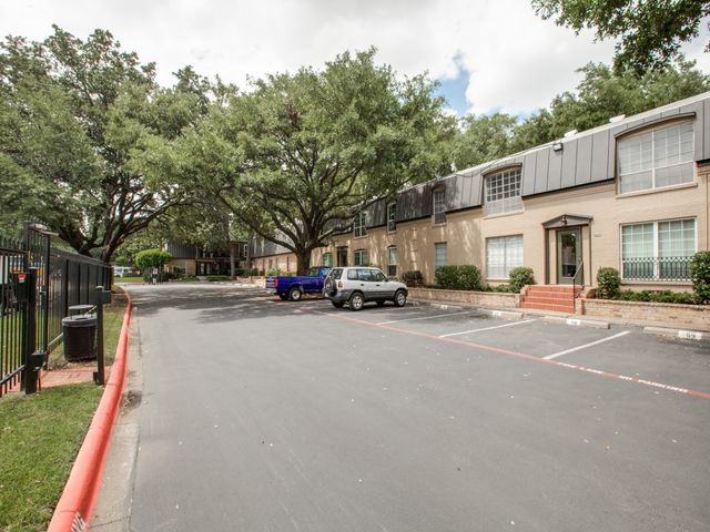 5212 Fleetwood Oaks Avenue 202, Dallas, TX 75235