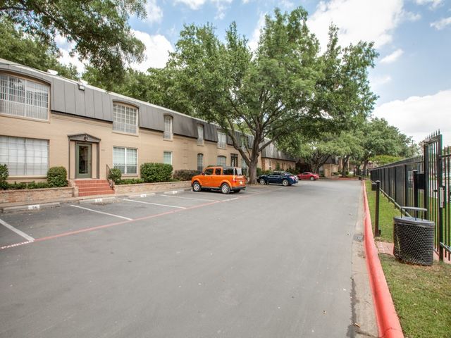 5212 Fleetwood Oaks Avenue 202, Dallas, TX 75235