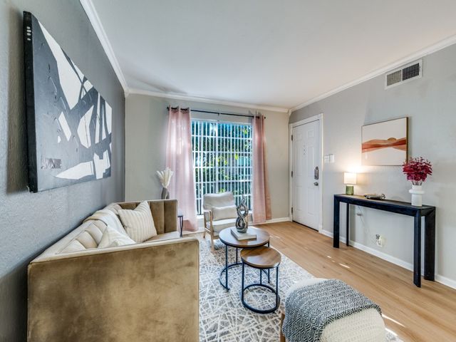 5212 Fleetwood Oaks Avenue 202, Dallas, TX 75235