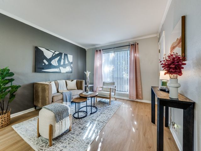 5212 Fleetwood Oaks Avenue 202, Dallas, TX 75235