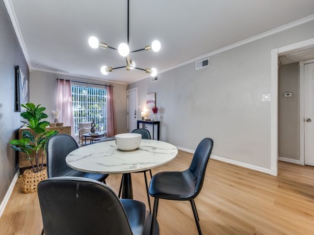 5212 Fleetwood Oaks Avenue 202, Dallas, TX 75235