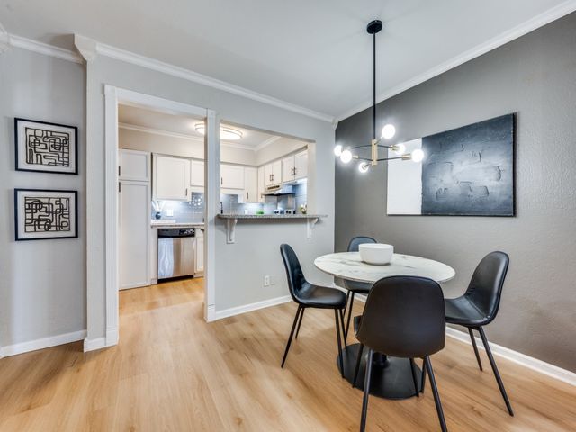 5212 Fleetwood Oaks Avenue 202, Dallas, TX 75235