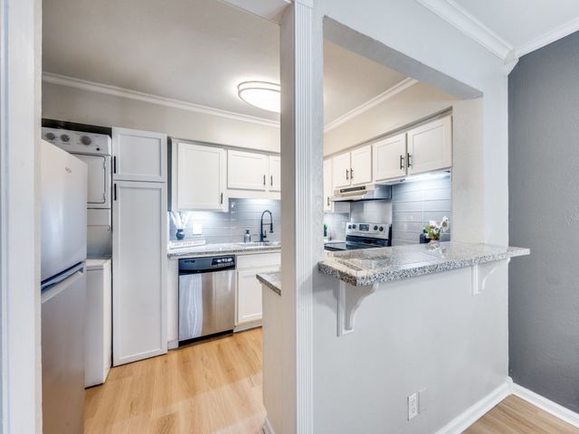 5212 Fleetwood Oaks Avenue 202, Dallas, TX 75235