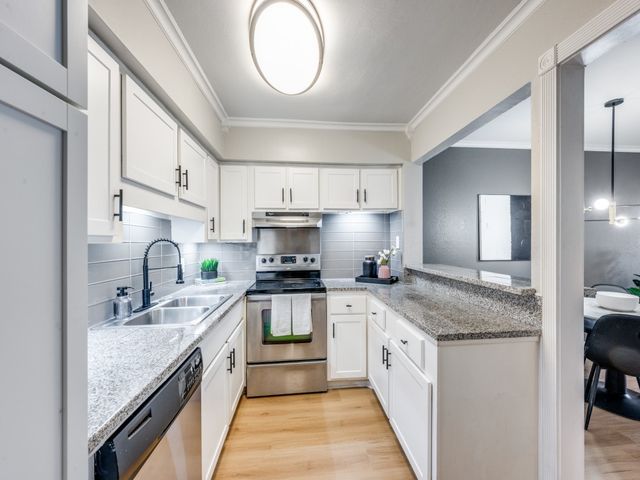 5212 Fleetwood Oaks Avenue 202, Dallas, TX 75235