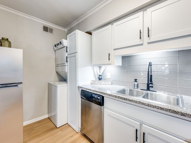 5212 Fleetwood Oaks Avenue 202, Dallas, TX 75235