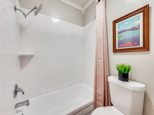 5212 Fleetwood Oaks Avenue 202, Dallas, TX 75235