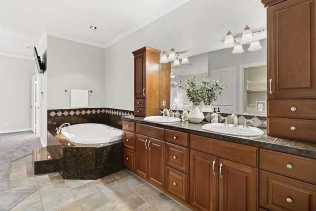 9411 Leal Ct, Elk Grove, CA 95758