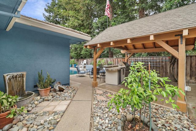 9411 Leal Ct, Elk Grove, CA 95758
