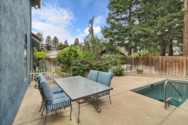 9411 Leal Ct, Elk Grove, CA 95758