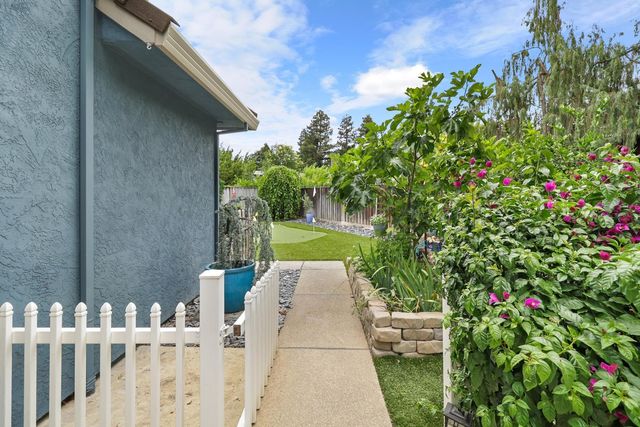 9411 Leal Ct, Elk Grove, CA 95758