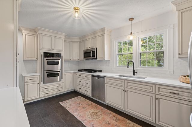 40 Edwards Road, Irvine, KY 40336