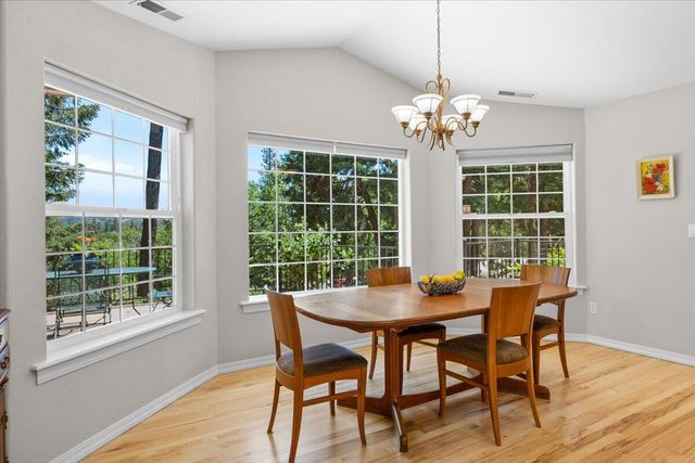 404 Mountain Paradise Drive, Grants Pass, OR 97526