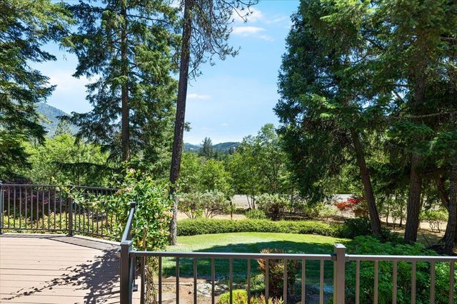 404 Mountain Paradise Drive, Grants Pass, OR 97526