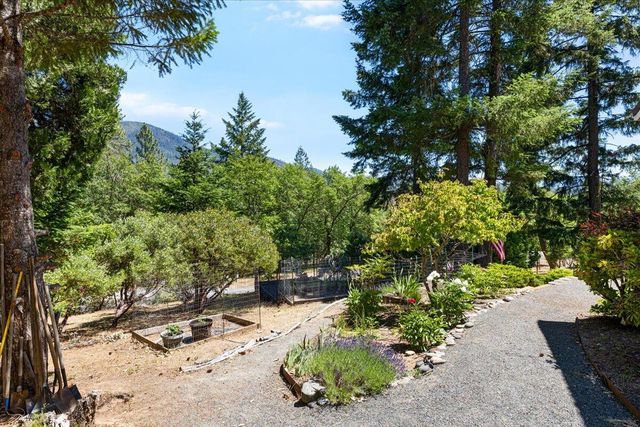 404 Mountain Paradise Drive, Grants Pass, OR 97526