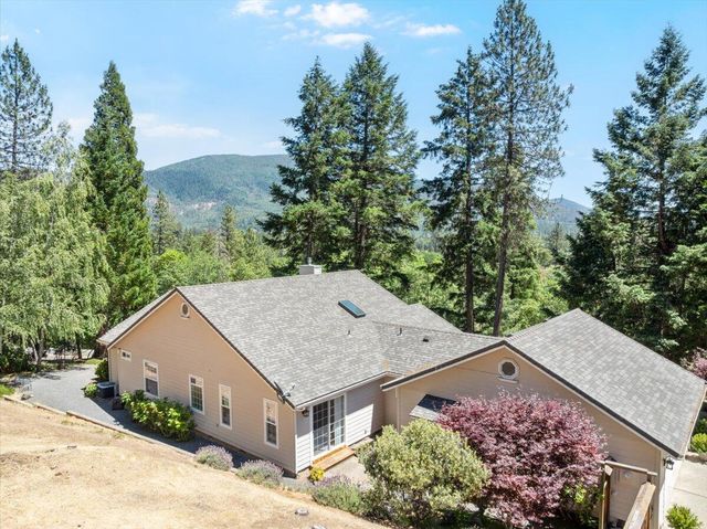 404 Mountain Paradise Drive, Grants Pass, OR 97526