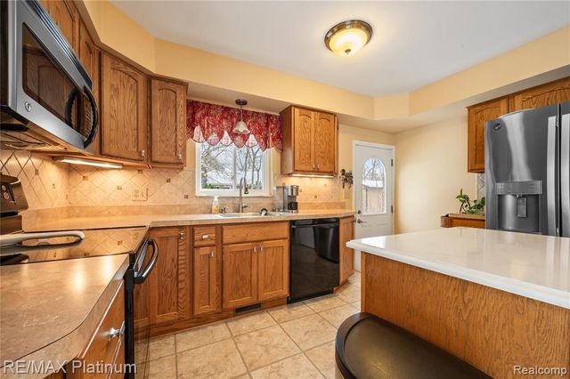 839 Harlequin Court, Highland, MI 48357