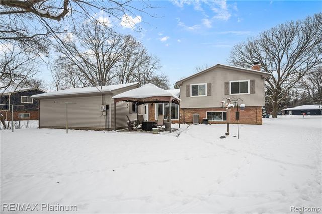 839 Harlequin Court, Highland, MI 48357
