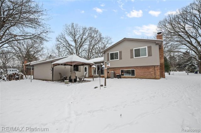839 Harlequin Court, Highland, MI 48357