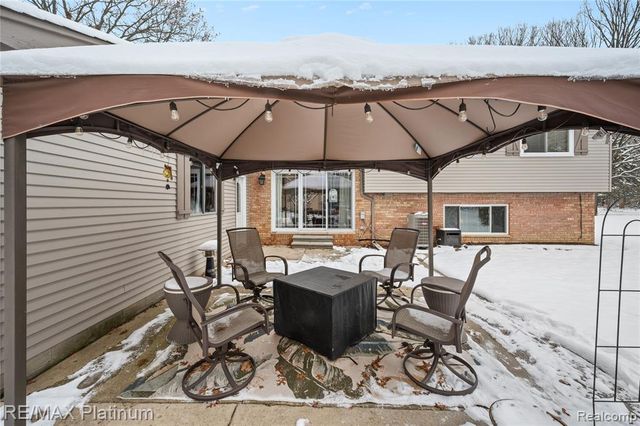 839 Harlequin Court, Highland, MI 48357