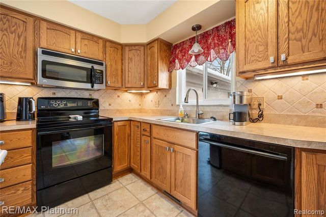 839 Harlequin Court, Highland, MI 48357