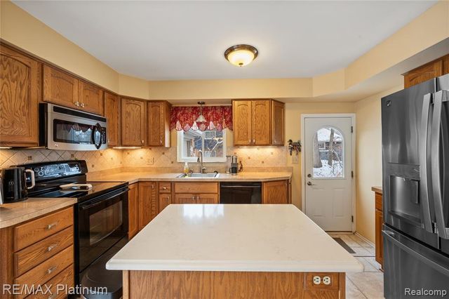 839 Harlequin Court, Highland, MI 48357