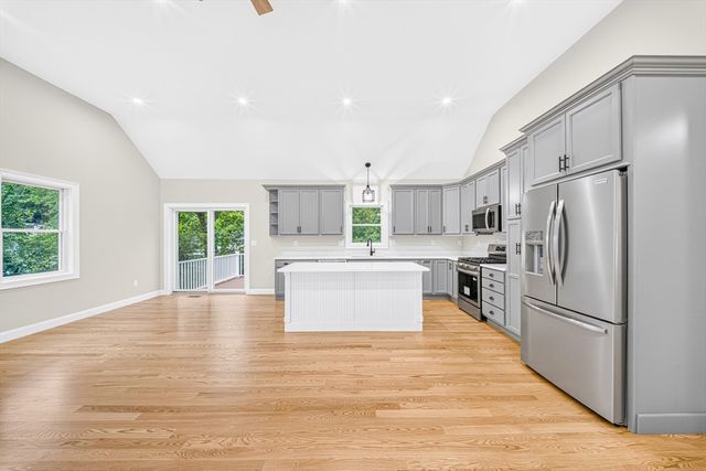 6 Mchugh Ave, Billerica, MA 01821