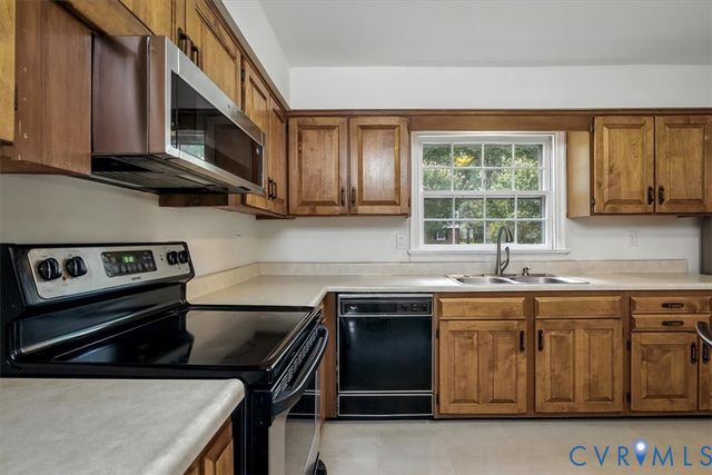 910 Lakewater Dr, Henrico, VA 23229
