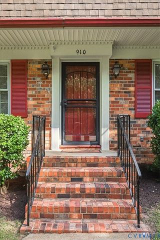 910 Lakewater Dr, Henrico, VA 23229