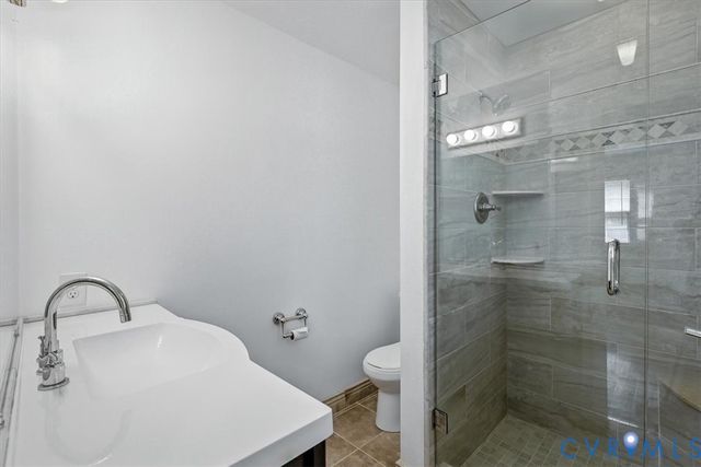 910 Lakewater Dr, Henrico, VA 23229