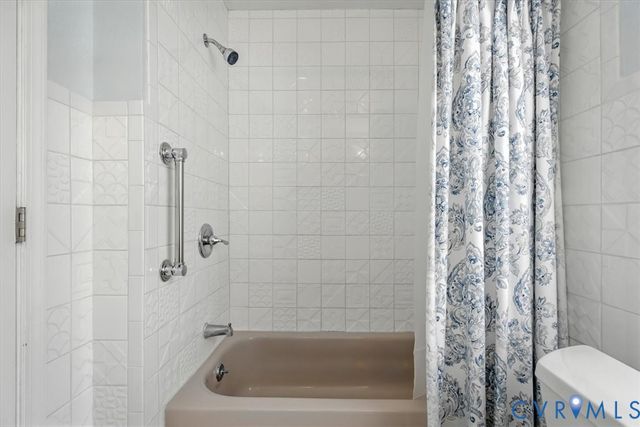 910 Lakewater Dr, Henrico, VA 23229