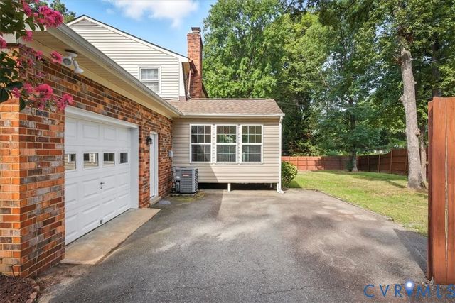 910 Lakewater Dr, Henrico, VA 23229