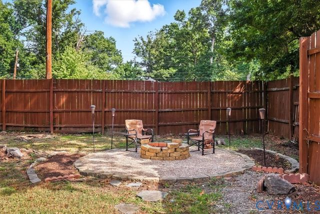 910 Lakewater Dr, Henrico, VA 23229