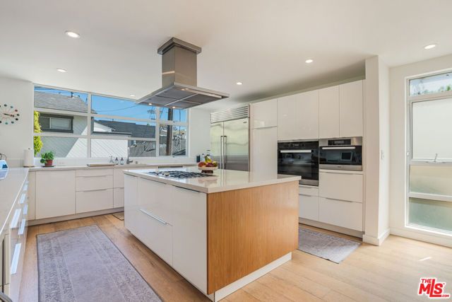 16 Voyage Street, Marina Del Rey, CA 90292