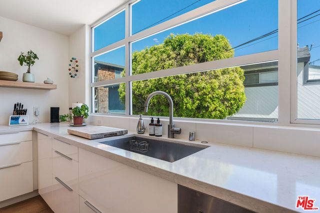 16 Voyage Street, Marina Del Rey, CA 90292