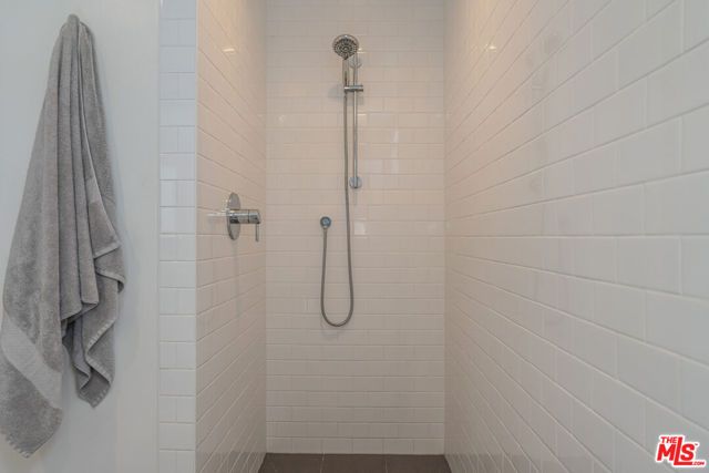 16 Voyage Street, Marina Del Rey, CA 90292