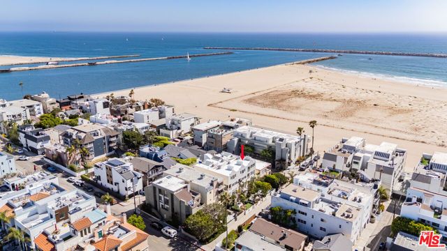 16 Voyage Street, Marina Del Rey, CA 90292