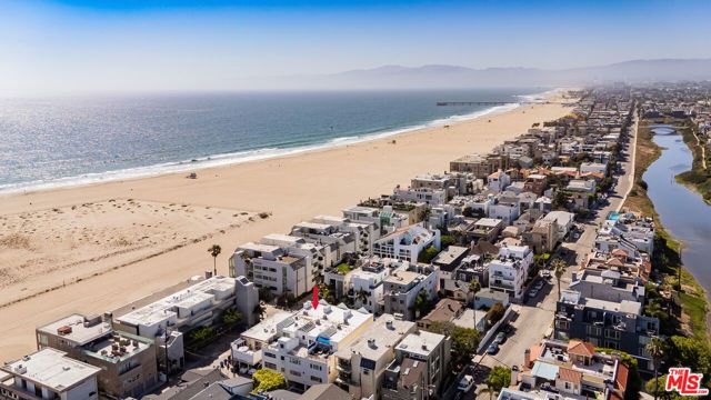 16 Voyage Street, Marina Del Rey, CA 90292