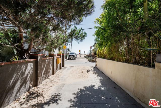 16 Voyage Street, Marina Del Rey, CA 90292