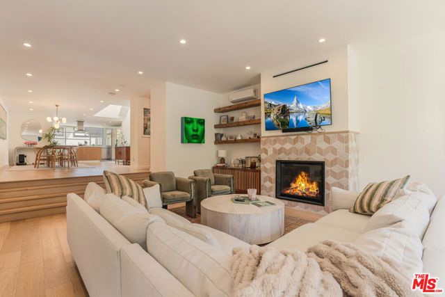 16 Voyage Street, Marina Del Rey, CA 90292