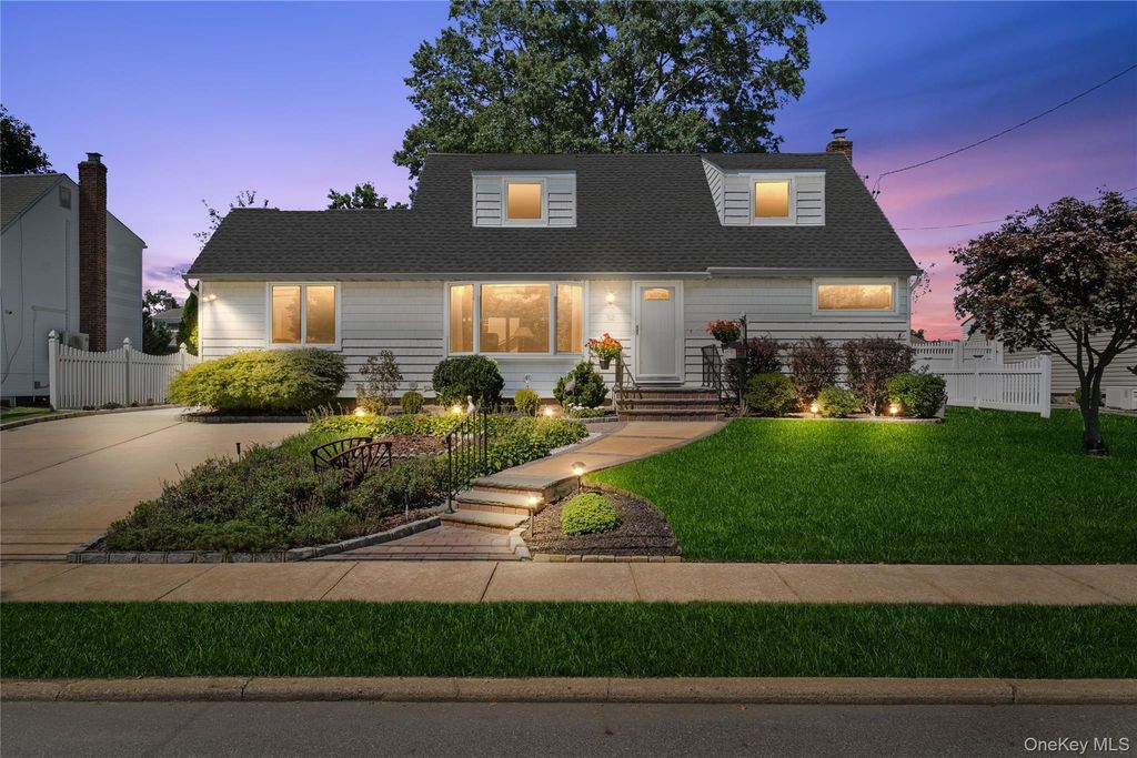 52 Westwood Road S, Massapequa Park, NY 11762