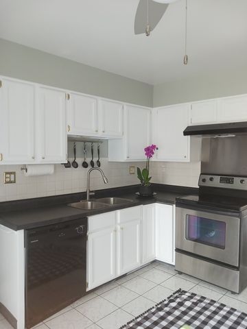 9330 HAMILTON Court E, Des Plaines, IL 60016