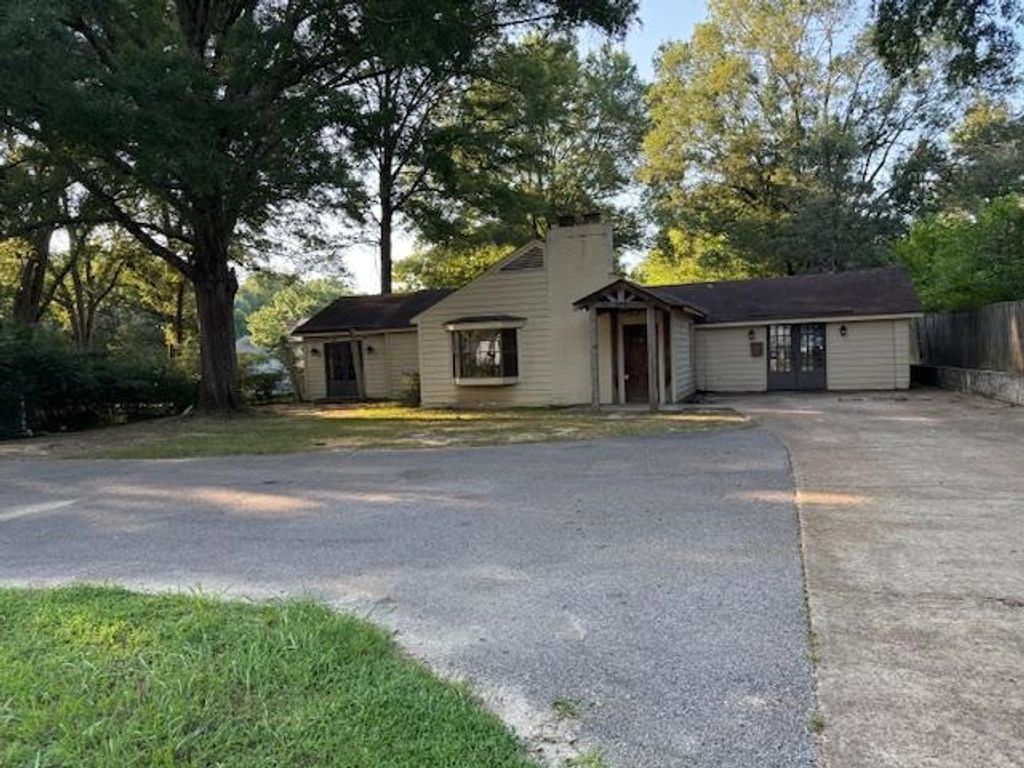 306 W POPLAR AVE, Collierville, TN 38017