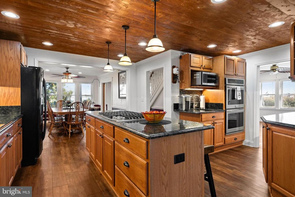 Image 3 of property listing at 2407 HOOPERS ISLAND RD, Fishing Creek, MD 21634