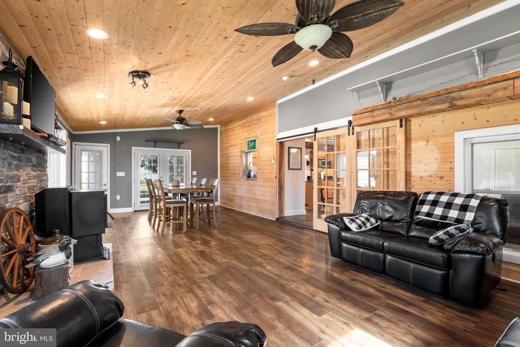 Image 5 of property listing at 2407 HOOPERS ISLAND RD, Fishing Creek, MD 21634