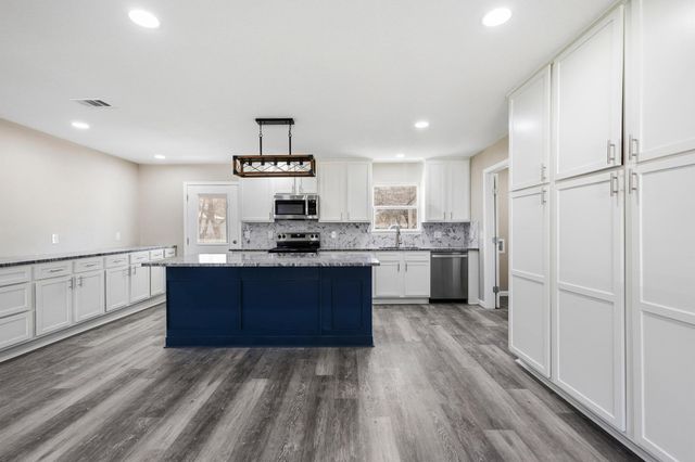 1704 Harris Street, Gainesville, TX 76240