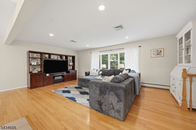 7 Kossuth Pl, Wayne Twp., NJ 07470