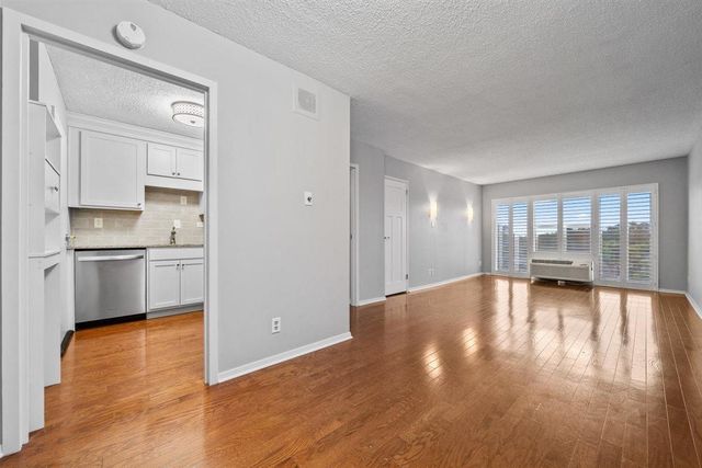 232 S Highland St Apt 905, Memphis, TN 38111