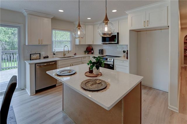 305 Sharon Drive, Lee's Summit, MO 64063